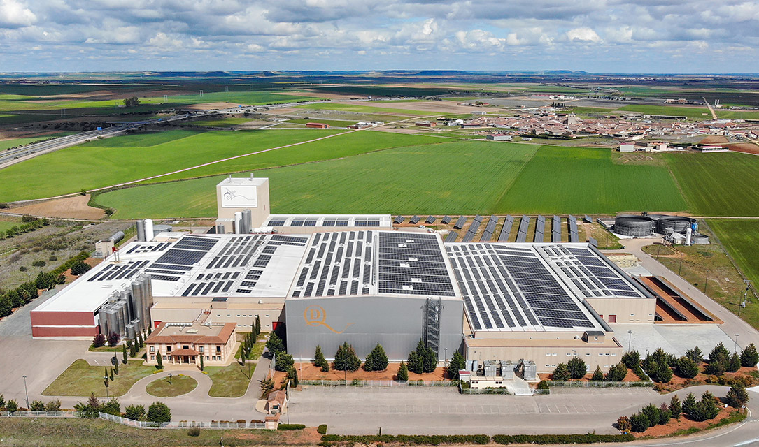 Imagen aérea instalación fotovoltaica fábrica Garcia Baquero - Ruano Energía