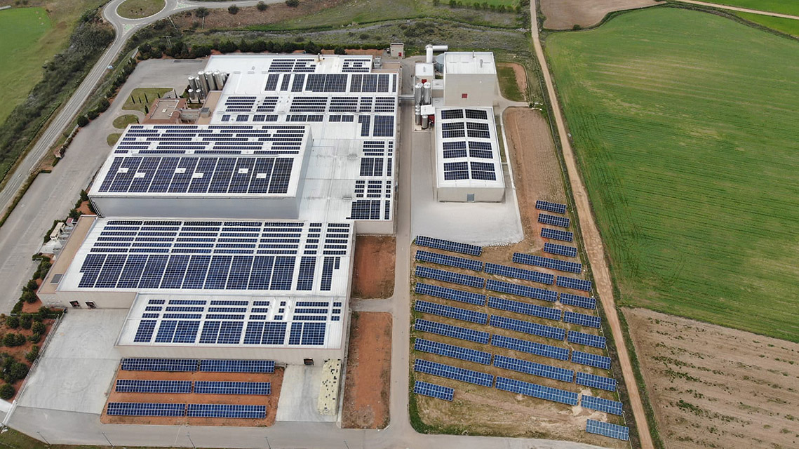 Imagen aérea instalación fotovoltaica fábrica Garcia Baquero - Ruano Energía