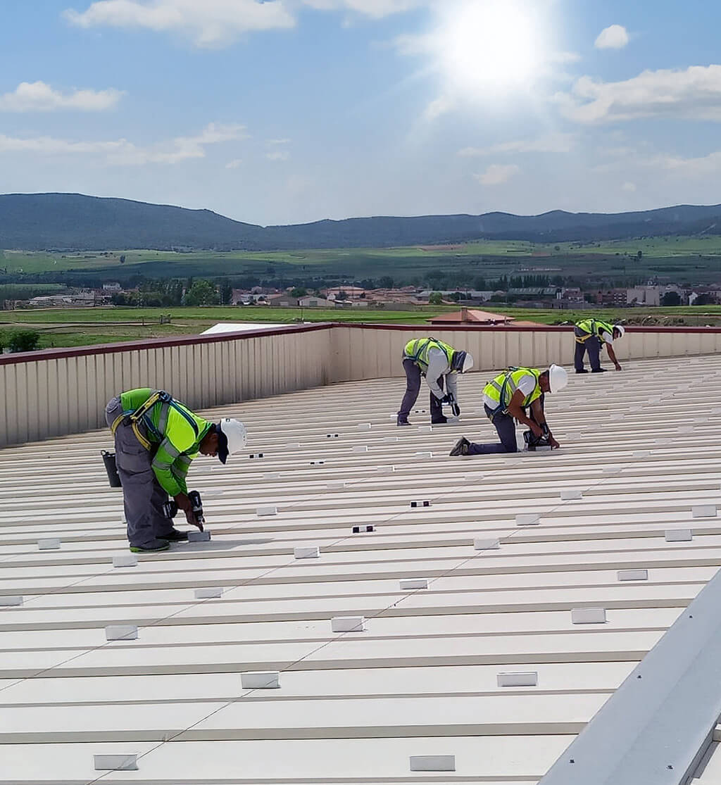 Imagen trabajadores instalación fotovoltaica - Ruano Energía