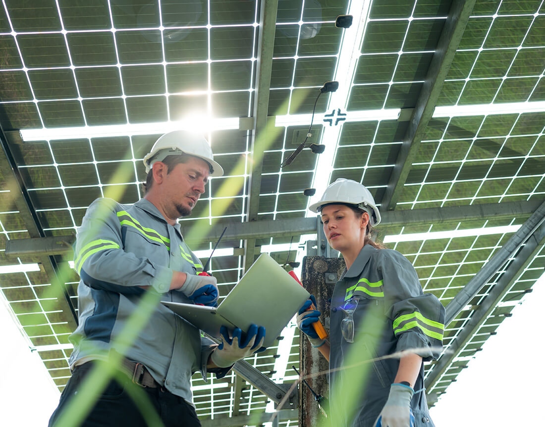 imagen de un ingeniero revisando la calidad de la instalación - Ruano energía