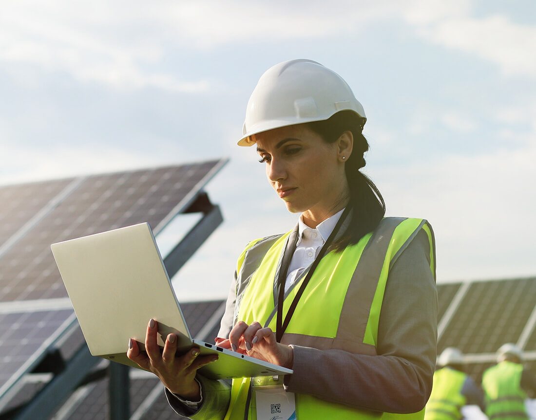 Imagen ingeniera realizando tests de placas solares - Ruano Energía