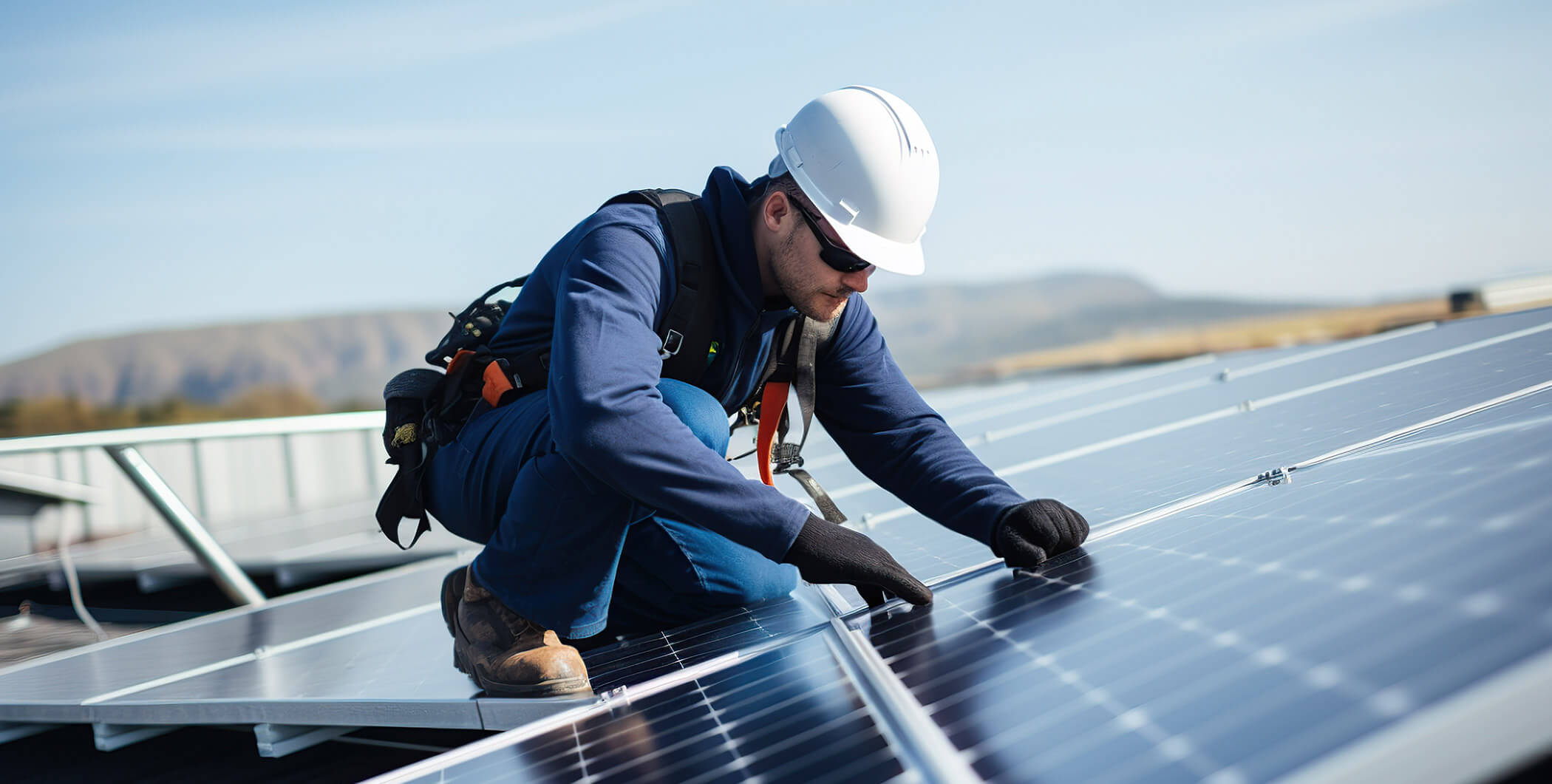 imagen de un ingeniero revisando la calidad de la instalación - Ruano energía