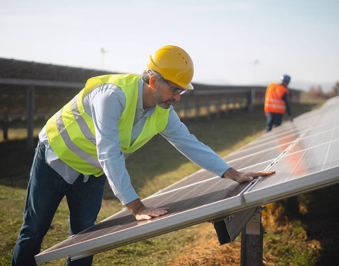 imagen de un ingeniero revisando la calidad de la instalación - Ruano energía