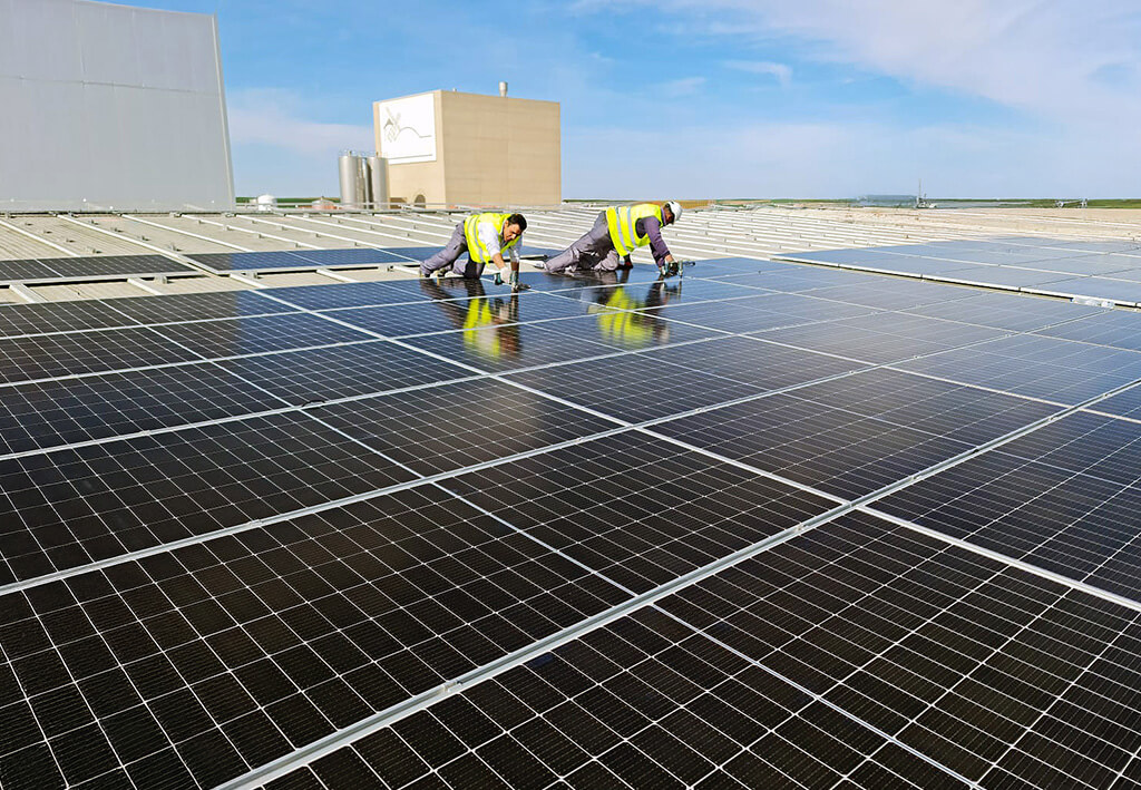 Imagen trabajadores instalación fotovoltaica - Ruano Energía