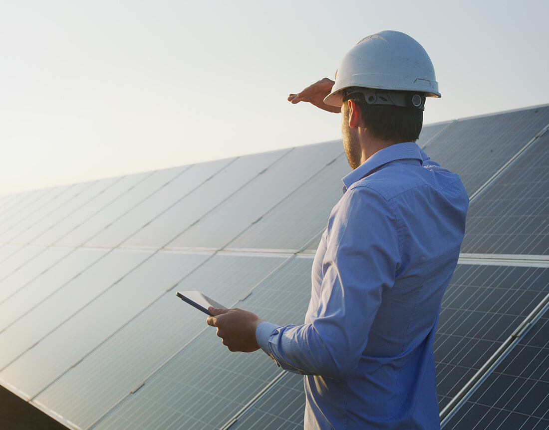 Imagen ingeniero mirando al horizonte - Ruano energía