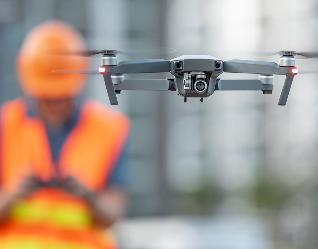 imagen de un ingeniero con drone revisando la temperatura de las placas solares - Ruano energía