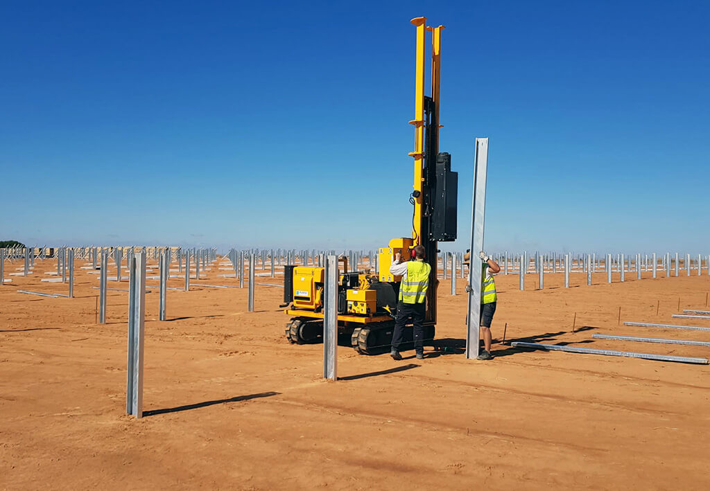 Operarios instalando estructuras instalación fotovoltaica - ruano Energía