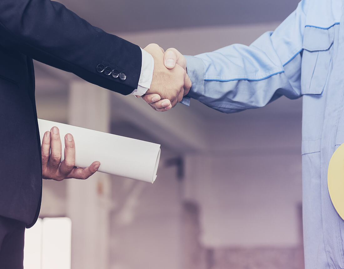 Imagen ingeniero y empresario dándose la mano - Ruano energía