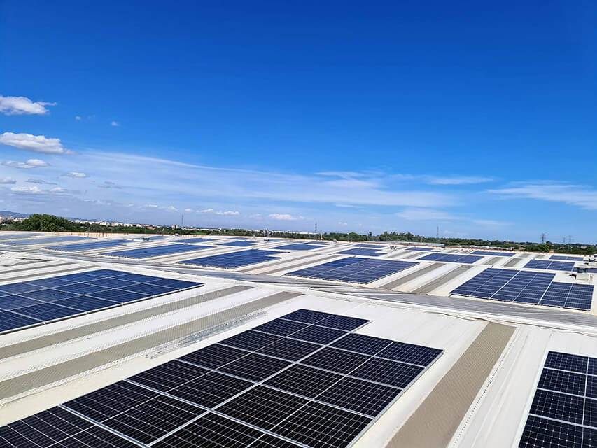 Imagen instalación solar fotovoltaica Laboratorios Indas - Ruano energía