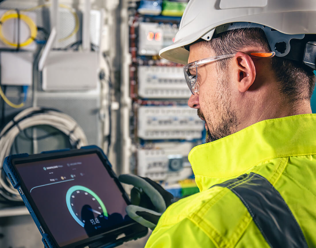 imagen de un ingeniero revisando la calidad de la instalación - Ruano energía