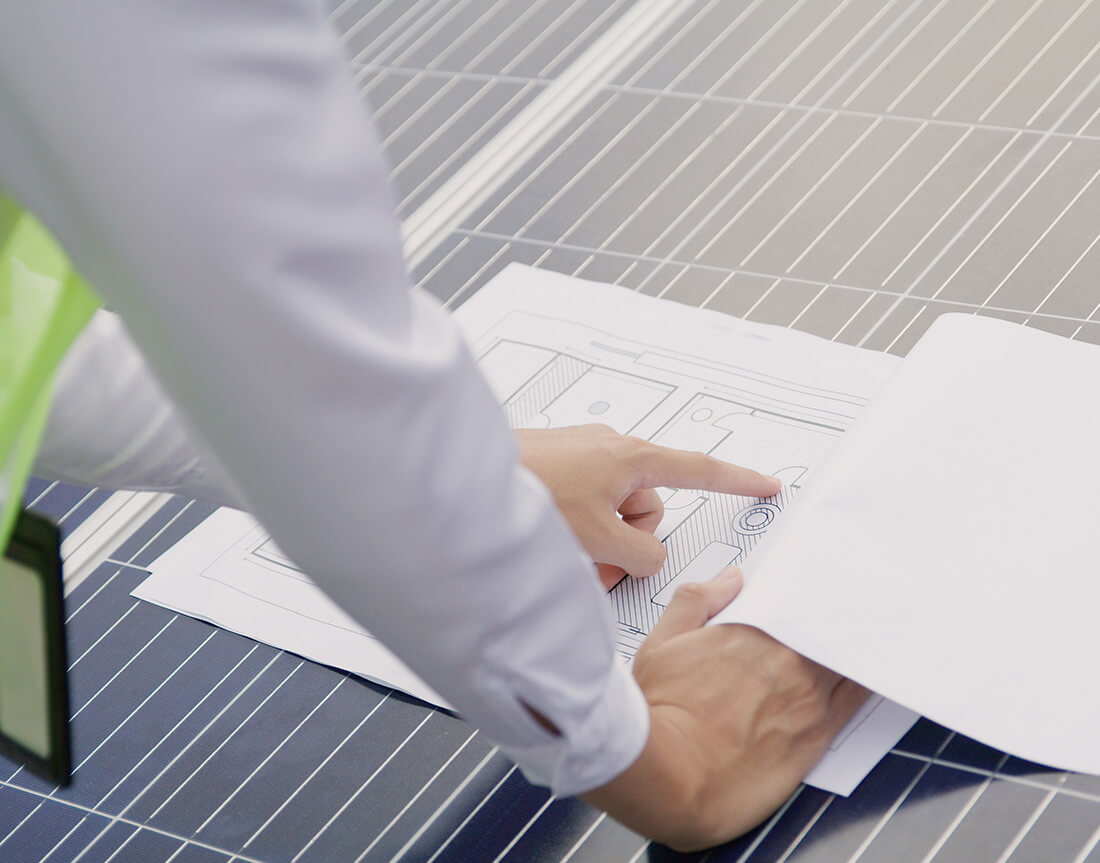 Imagen ingeniero estudiando planos - Rueno energía