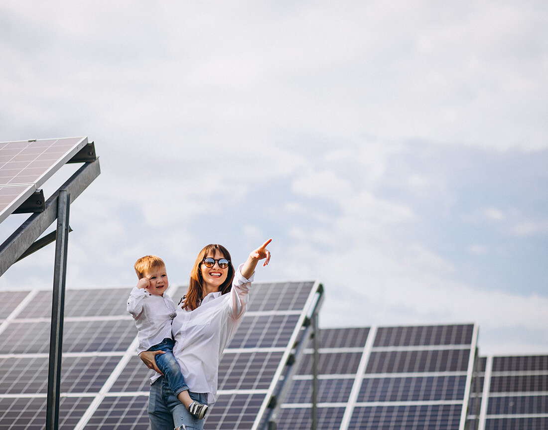 Imagen de una madre con su hijo entre placas solares - responsabilidad social - Ruano energia