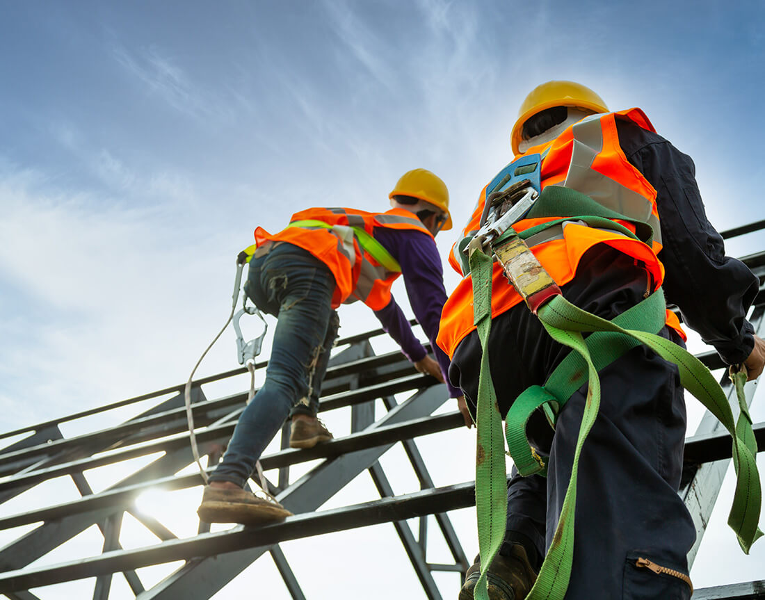 Imagen obreros trabajando con arneses de seguridad - seguridad - Ruano energia